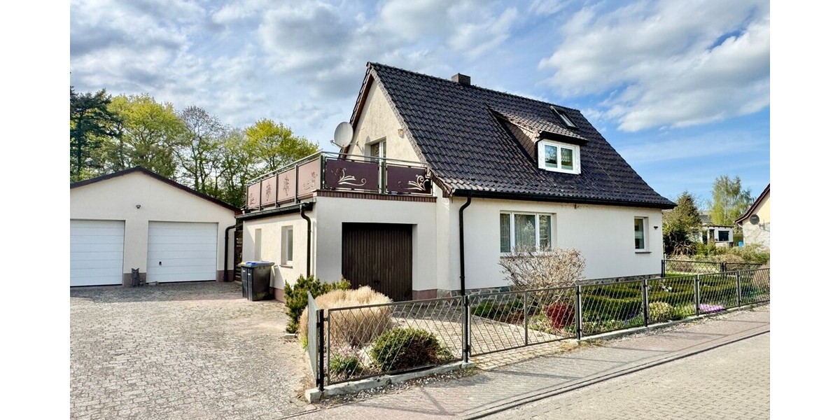 Hausansicht mit Doppelgarage