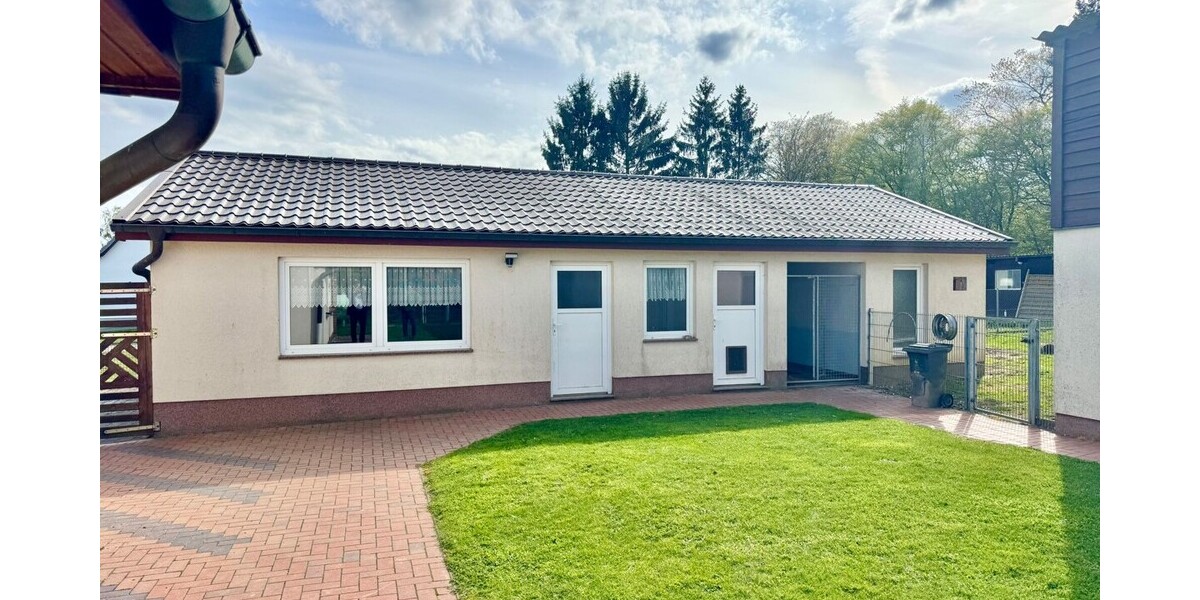Nebengebäude Doppelgarage mit Hundezwinger