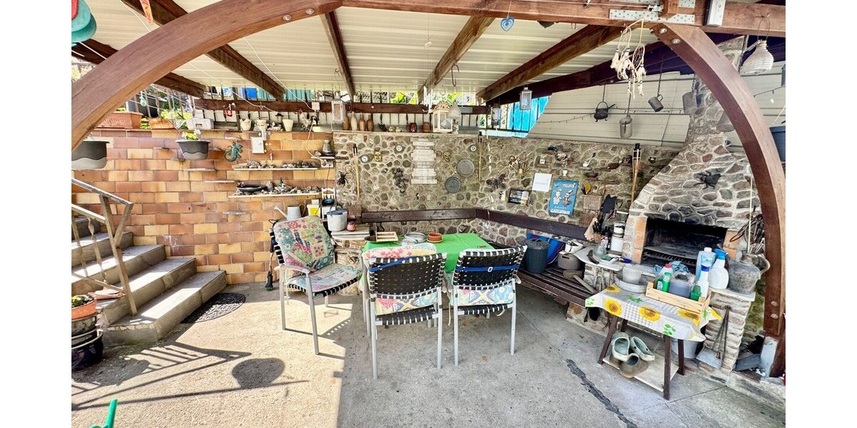 überdachte Terrasse mit Grillofen