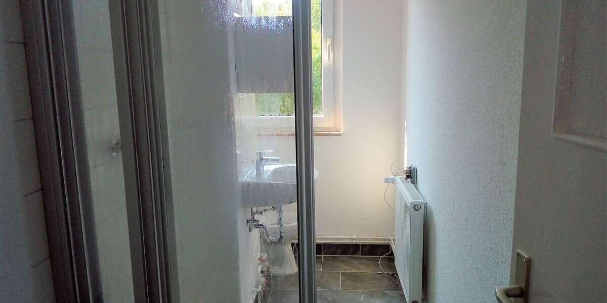 Bad mit Dusche 02